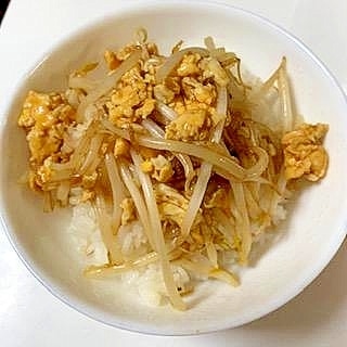 青椒肉絲の素で　☆　もや玉丼